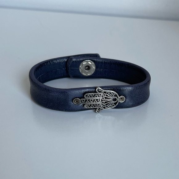 💕3/20$ NWOT Moroccan Narrow Genuine Leather Cuff Bracelet with Silver Hamsa - Picture 1 of 6